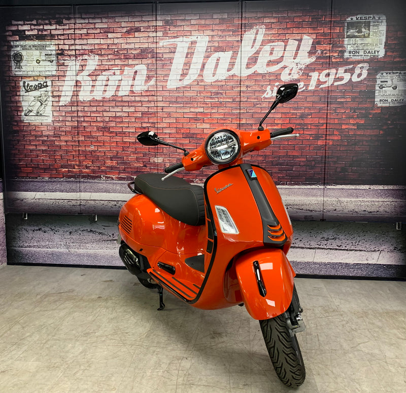 Vespa GTS 125 Super Sport in Orange 2024 model